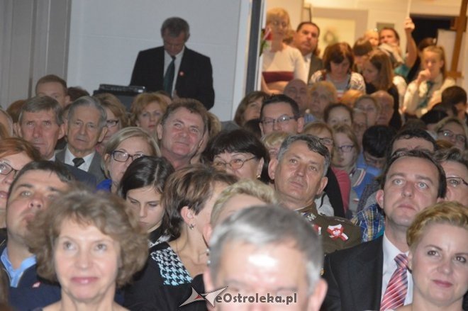 Śpiewanie pieśni patriotycznych w Ostrołęce [11.11.2015] - zdjęcie #1 - eOstroleka.pl