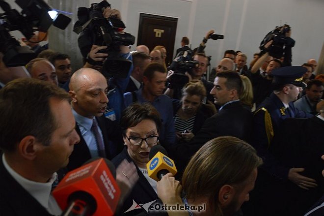 Posłowie VIII kadencji złożyli ślubowanie. Marek Kuchciński marszałkiem [12.11.2015] - zdjęcie #273 - eOstroleka.pl