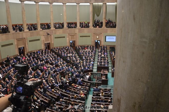 Posłowie VIII kadencji złożyli ślubowanie. Marek Kuchciński marszałkiem [12.11.2015] - zdjęcie #190 - eOstroleka.pl