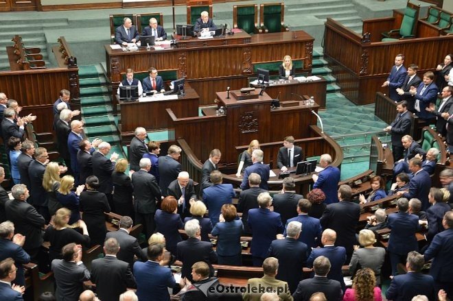 Posłowie VIII kadencji złożyli ślubowanie. Marek Kuchciński marszałkiem [12.11.2015] - zdjęcie #71 - eOstroleka.pl