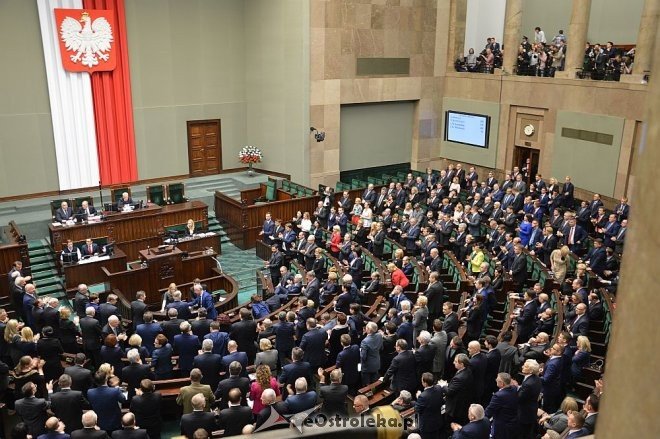 Posłowie VIII kadencji złożyli ślubowanie. Marek Kuchciński marszałkiem [12.11.2015] - zdjęcie #69 - eOstroleka.pl