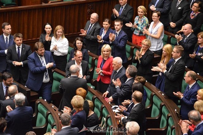 Posłowie VIII kadencji złożyli ślubowanie. Marek Kuchciński marszałkiem [12.11.2015] - zdjęcie #51 - eOstroleka.pl