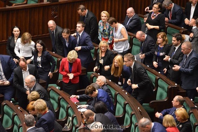 Posłowie VIII kadencji złożyli ślubowanie. Marek Kuchciński marszałkiem [12.11.2015] - zdjęcie #50 - eOstroleka.pl