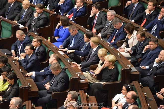 Posłowie VIII kadencji złożyli ślubowanie. Marek Kuchciński marszałkiem [12.11.2015] - zdjęcie #43 - eOstroleka.pl