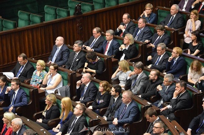 Posłowie VIII kadencji złożyli ślubowanie. Marek Kuchciński marszałkiem [12.11.2015] - zdjęcie #33 - eOstroleka.pl