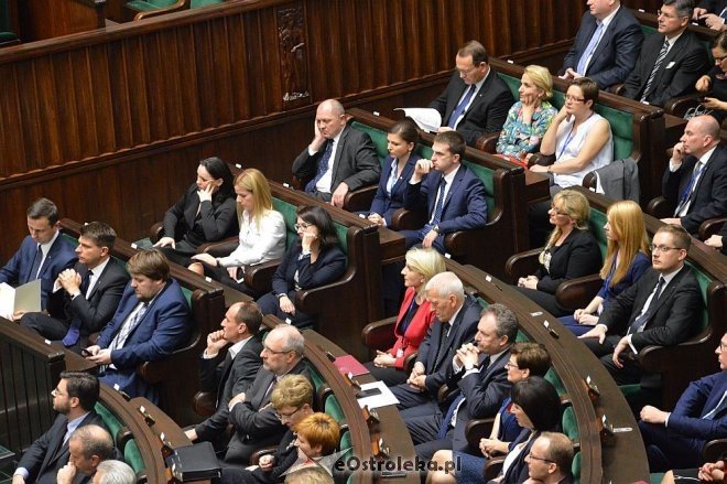 Posłowie VIII kadencji złożyli ślubowanie. Marek Kuchciński marszałkiem [12.11.2015] - zdjęcie #32 - eOstroleka.pl
