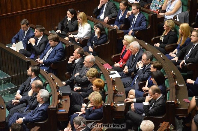 Posłowie VIII kadencji złożyli ślubowanie. Marek Kuchciński marszałkiem [12.11.2015] - zdjęcie #31 - eOstroleka.pl