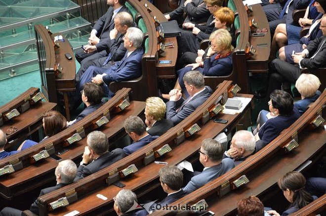 Posłowie VIII kadencji złożyli ślubowanie. Marek Kuchciński marszałkiem [12.11.2015] - zdjęcie #30 - eOstroleka.pl
