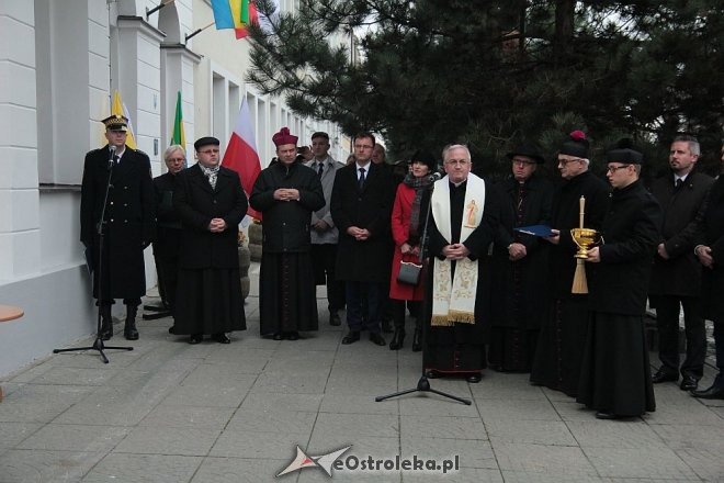 Odsłonięcie tablicy upamiętniającej dzień patrona Ostrołęki, św. Jana Pawła II [15.11.2015] - zdjęcie #1 - eOstroleka.pl