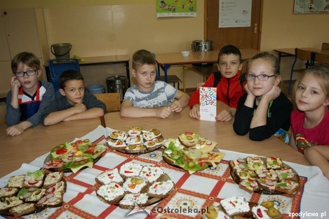 „Śniadanie daje moc” - akcja prozdrowotna w ZPO w Dylewie [16.11.2015] - zdjęcie #15 - eOstroleka.pl