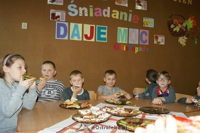 „Śniadanie daje moc” - akcja prozdrowotna w ZPO w Dylewie [16.11.2015] - zdjęcie #12 - eOstroleka.pl