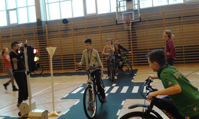 Mobilne miasteczko rowerowe w ostrołęckiej „dziesiątce” [16.11.2015] - zdjęcie #46 - eOstroleka.pl