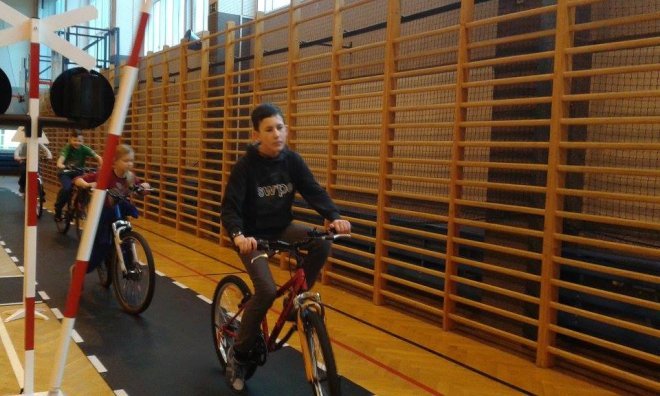 Mobilne miasteczko rowerowe w ostrołęckiej „dziesiątce” [16.11.2015] - zdjęcie #36 - eOstroleka.pl