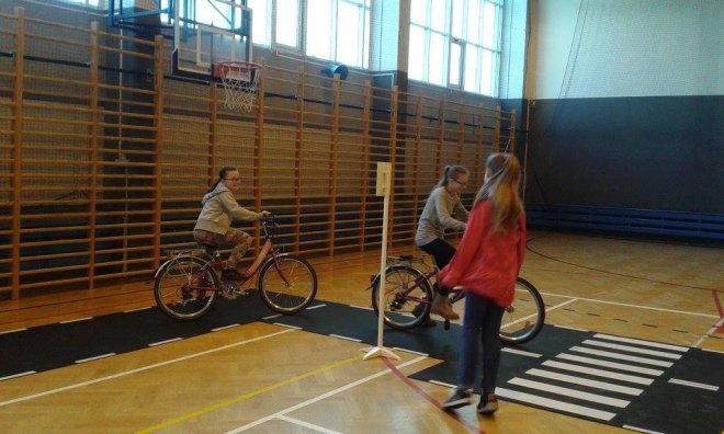 Mobilne miasteczko rowerowe w ostrołęckiej „dziesiątce” [16.11.2015] - zdjęcie #28 - eOstroleka.pl