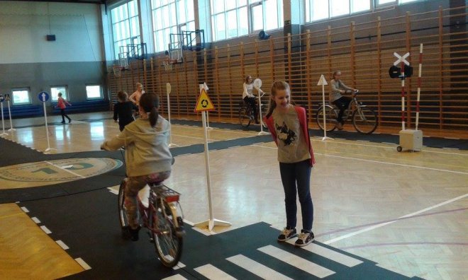 Mobilne miasteczko rowerowe w ostrołęckiej „dziesiątce” [16.11.2015] - zdjęcie #27 - eOstroleka.pl