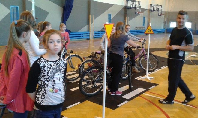 Mobilne miasteczko rowerowe w ostrołęckiej „dziesiątce” [16.11.2015] - zdjęcie #24 - eOstroleka.pl