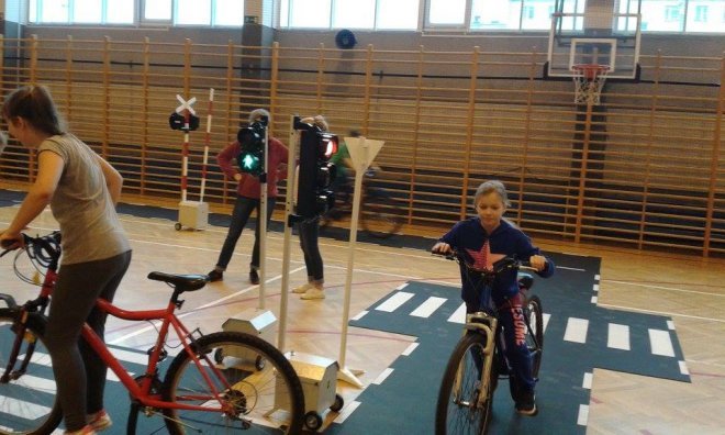 Mobilne miasteczko rowerowe w ostrołęckiej „dziesiątce” [16.11.2015] - zdjęcie #18 - eOstroleka.pl