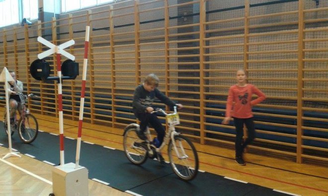 Mobilne miasteczko rowerowe w ostrołęckiej „dziesiątce” [16.11.2015] - zdjęcie #15 - eOstroleka.pl