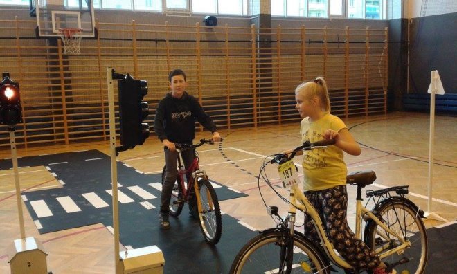 Mobilne miasteczko rowerowe w ostrołęckiej „dziesiątce” [16.11.2015] - zdjęcie #14 - eOstroleka.pl