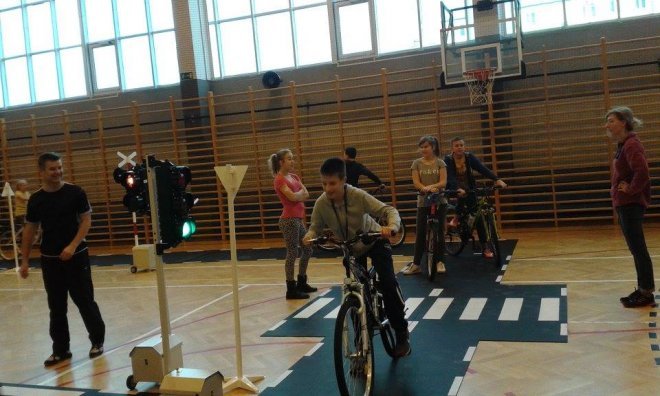 Mobilne miasteczko rowerowe w ostrołęckiej „dziesiątce” [16.11.2015] - zdjęcie #7 - eOstroleka.pl