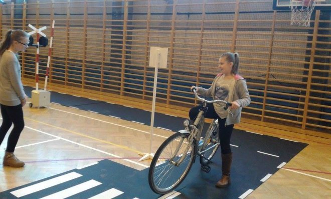 Mobilne miasteczko rowerowe w ostrołęckiej „dziesiątce” [16.11.2015] - zdjęcie #1 - eOstroleka.pl