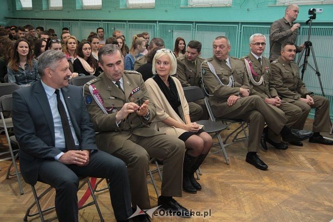 Uroczystości z okazji Święta Niepodległości w ZSZ nr 2 w Ostrołęce [17.11.2015] - zdjęcie #80 - eOstroleka.pl