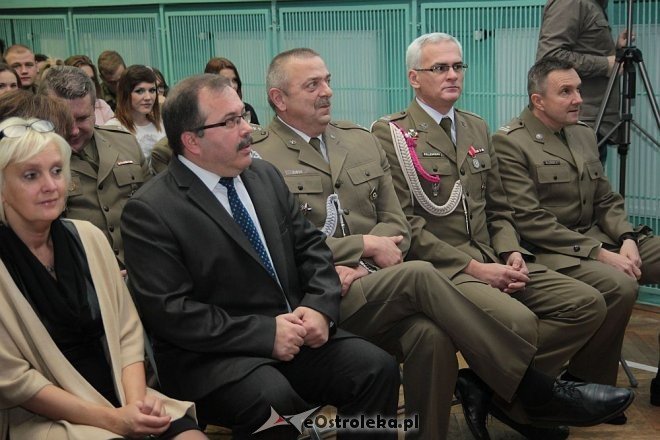 Uroczystości z okazji Święta Niepodległości w ZSZ nr 2 w Ostrołęce [17.11.2015] - zdjęcie #76 - eOstroleka.pl