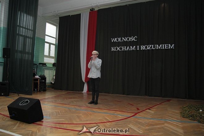 Uroczystości z okazji Święta Niepodległości w ZSZ nr 2 w Ostrołęce [17.11.2015] - zdjęcie #68 - eOstroleka.pl