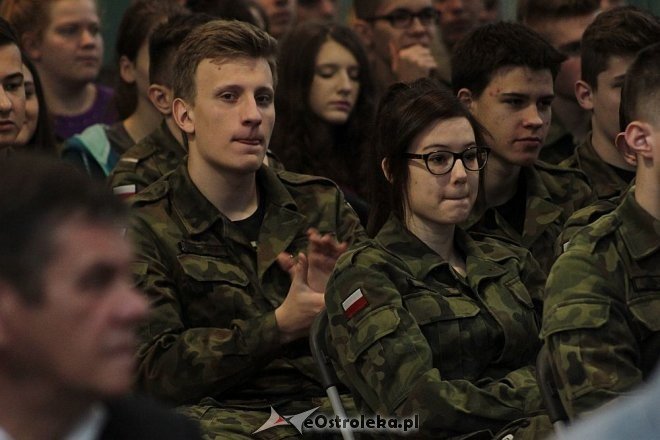 Uroczystości z okazji Święta Niepodległości w ZSZ nr 2 w Ostrołęce [17.11.2015] - zdjęcie #55 - eOstroleka.pl