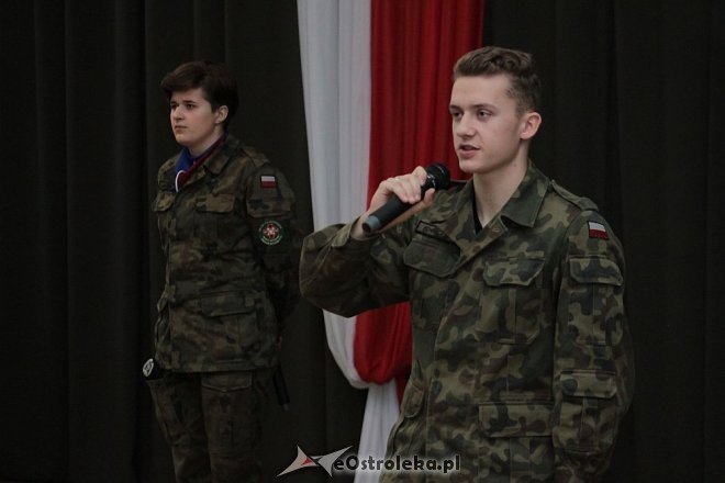 Uroczystości z okazji Święta Niepodległości w ZSZ nr 2 w Ostrołęce [17.11.2015] - zdjęcie #53 - eOstroleka.pl