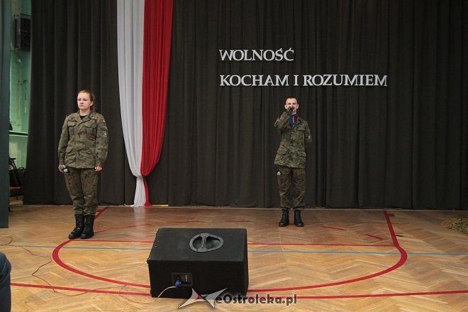 Uroczystości z okazji Święta Niepodległości w ZSZ nr 2 w Ostrołęce [17.11.2015] - zdjęcie #39 - eOstroleka.pl