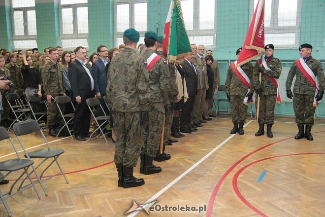 Uroczystości z okazji Święta Niepodległości w ZSZ nr 2 w Ostrołęce [17.11.2015] - zdjęcie #16 - eOstroleka.pl