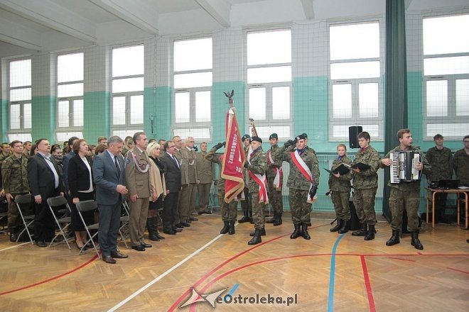 Uroczystości z okazji Święta Niepodległości w ZSZ nr 2 w Ostrołęce [17.11.2015] - zdjęcie #14 - eOstroleka.pl