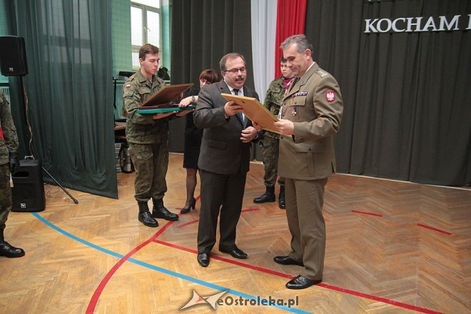 Uroczystości z okazji Święta Niepodległości w ZSZ nr 2 w Ostrołęce [17.11.2015] - zdjęcie #6 - eOstroleka.pl