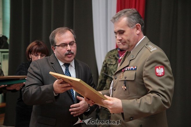 Uroczystości z okazji Święta Niepodległości w ZSZ nr 2 w Ostrołęce [17.11.2015] - zdjęcie #5 - eOstroleka.pl