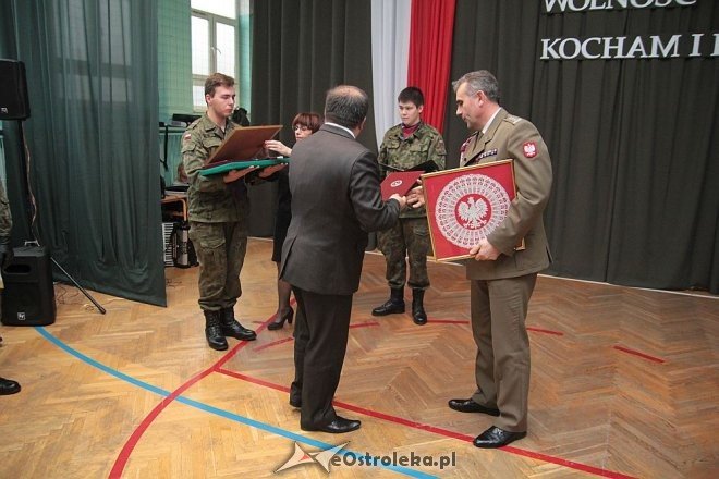 Uroczystości z okazji Święta Niepodległości w ZSZ nr 2 w Ostrołęce [17.11.2015] - zdjęcie #4 - eOstroleka.pl