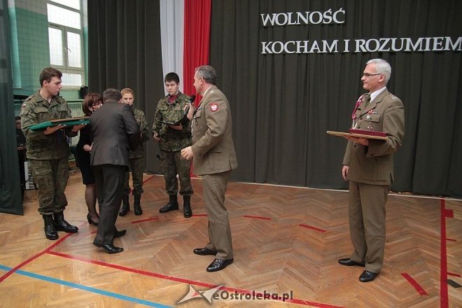Uroczystości z okazji Święta Niepodległości w ZSZ nr 2 w Ostrołęce [17.11.2015] - zdjęcie #3 - eOstroleka.pl