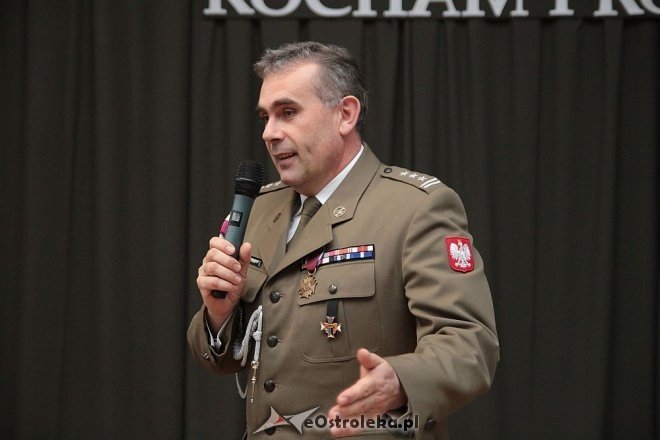Uroczystości z okazji Święta Niepodległości w ZSZ nr 2 w Ostrołęce [17.11.2015] - zdjęcie #2 - eOstroleka.pl