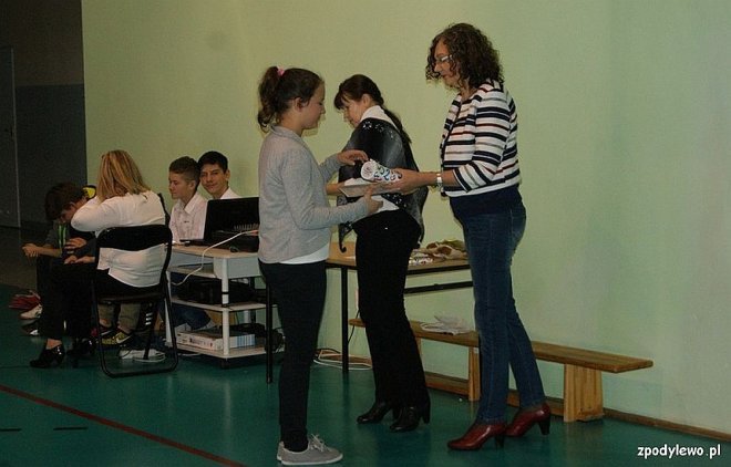 Uczniowie z Dylewa uczcili Święto Niepodległości [18.11.2015] - zdjęcie #3 - eOstroleka.pl