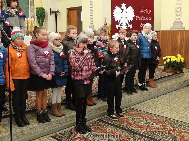 Troszyn: Akademia z okazji Święta Niepodległości [19.11.2015] - zdjęcie #13 - eOstroleka.pl