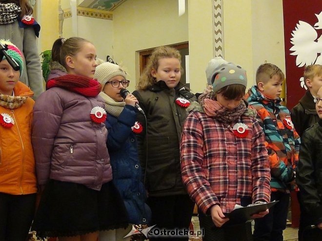 Troszyn: Akademia z okazji Święta Niepodległości [19.11.2015] - zdjęcie #31 - eOstroleka.pl