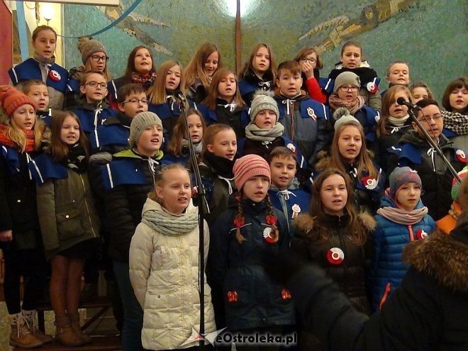 Troszyn: Akademia z okazji Święta Niepodległości [19.11.2015] - zdjęcie #4 - eOstroleka.pl