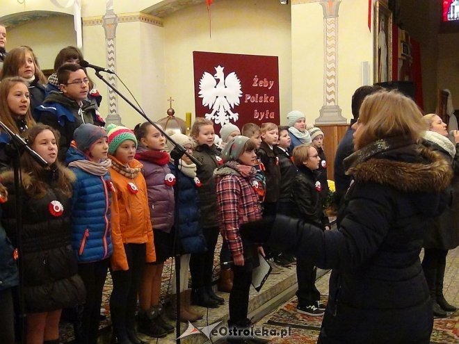 Troszyn: Akademia z okazji Święta Niepodległości [19.11.2015] - zdjęcie #3 - eOstroleka.pl
