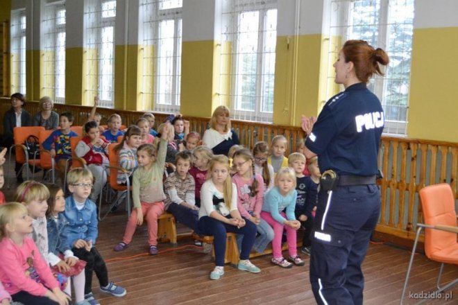 Profilaktyczne spotkanie uczniów z Chudka z ostrołęcką policjantką [22.11.2015] - zdjęcie #2 - eOstroleka.pl