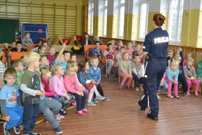 Profilaktyczne spotkanie uczniów z Chudka z ostrołęcką policjantką [22.11.2015] - zdjęcie #3 - eOstroleka.pl
