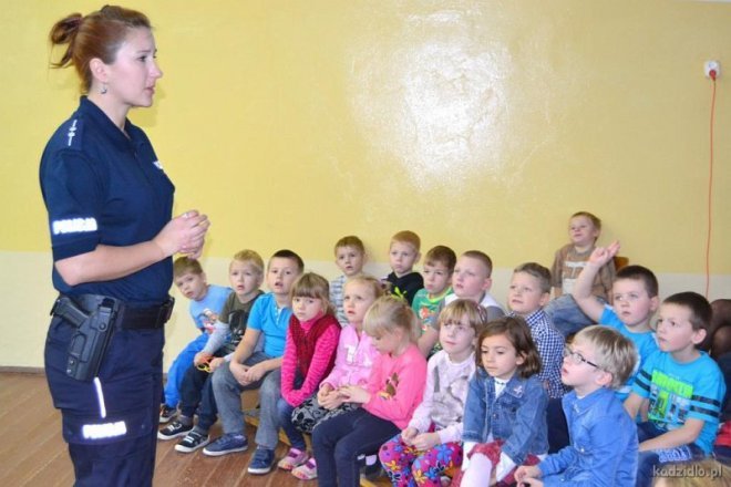 Profilaktyczne spotkanie uczniów z Chudka z ostrołęcką policjantką [22.11.2015] - zdjęcie #4 - eOstroleka.pl