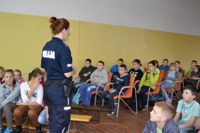 Profilaktyczne spotkanie uczniów z Chudka z ostrołęcką policjantką [22.11.2015] - zdjęcie #11 - eOstroleka.pl
