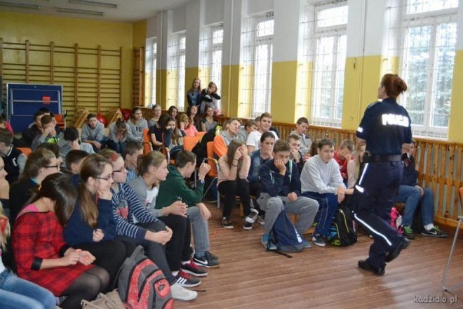 Profilaktyczne spotkanie uczniów z Chudka z ostrołęcką policjantką [22.11.2015] - zdjęcie #12 - eOstroleka.pl