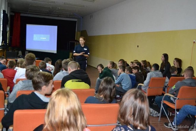Profilaktyczne spotkanie uczniów z Chudka z ostrołęcką policjantką [22.11.2015] - zdjęcie #13 - eOstroleka.pl