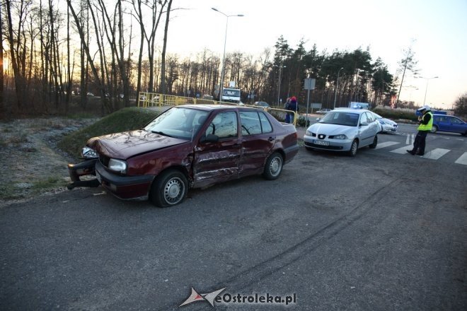 Wypadek na Warszawskiej. Pijany 26-latek w audi staranował dwa inne pojazdy [25.11.2015] - zdjęcie #4 - eOstroleka.pl